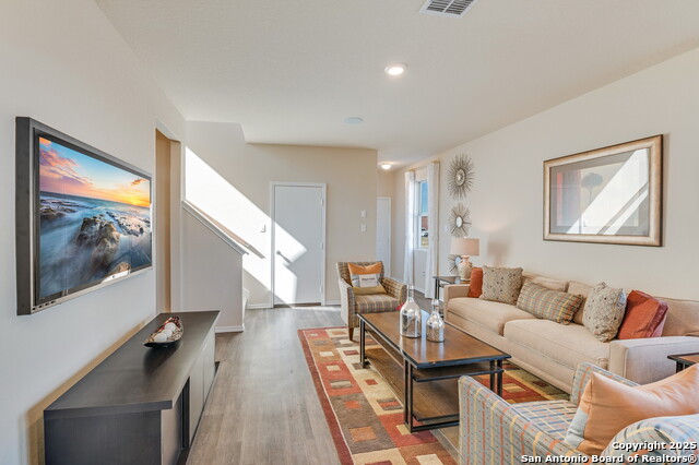 Listing photo id 4 for 3926 Somerset Shade