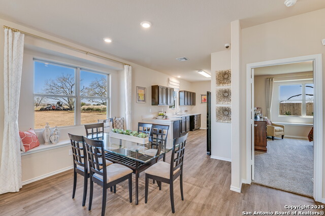 Listing photo id 5 for 3926 Somerset Shade