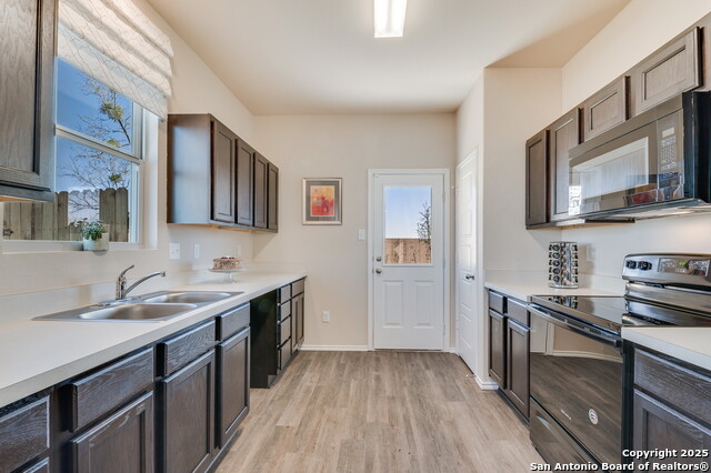 Listing photo id 7 for 3926 Somerset Shade
