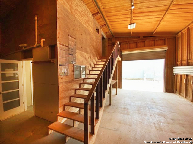 Listing photo id 3 for 30875 Ih-10 W F