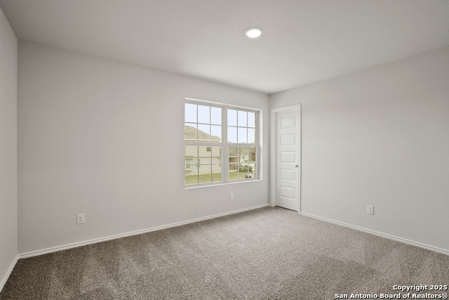 Listing photo id 14 for 3930 Somerset Shade