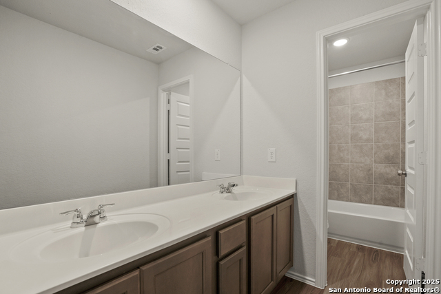 Listing photo id 15 for 3930 Somerset Shade