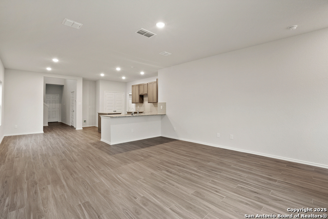 Listing photo id 2 for 3930 Somerset Shade