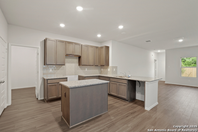 Listing photo id 3 for 3930 Somerset Shade
