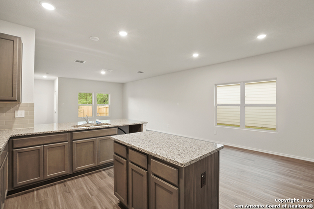 Listing photo id 4 for 3930 Somerset Shade