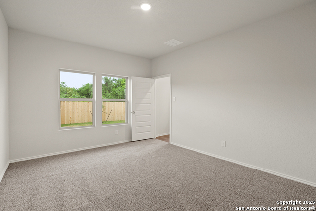Listing photo id 6 for 3930 Somerset Shade