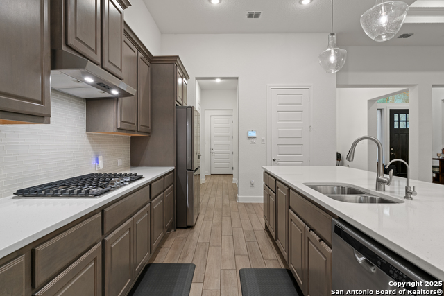 Listing photo id 8 for 430 James Way