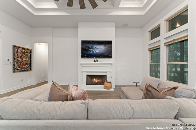 Listing photo id 3 for 430 James Way