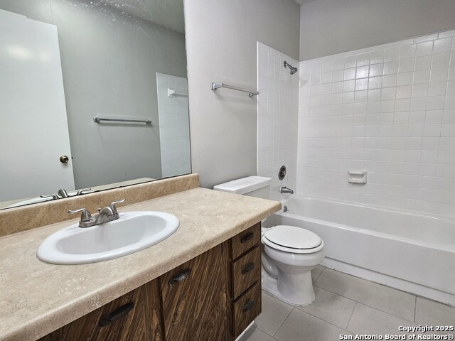 Listing photo id 8 for 3843 Barrington Dr 262