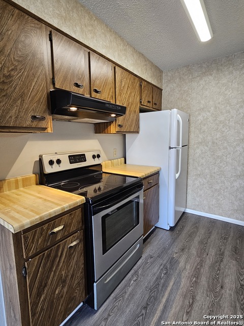 Listing photo id 4 for 3843 Barrington Dr 262