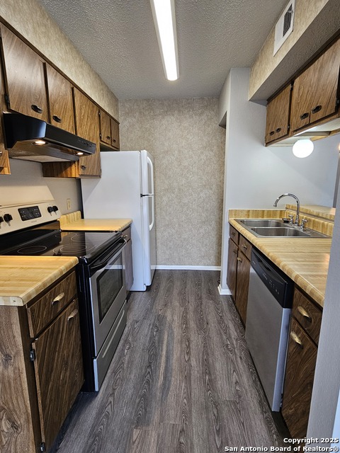 Listing photo id 6 for 3843 Barrington Dr 262