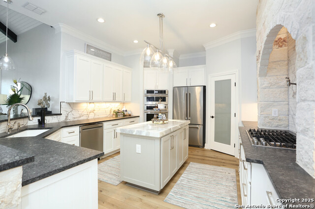 Listing photo id 8 for 2078 Connie Dr