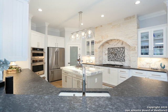 Listing photo id 10 for 2078 Connie Dr