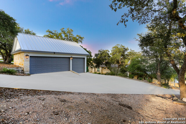 Listing photo id 44 for 2078 Connie Dr