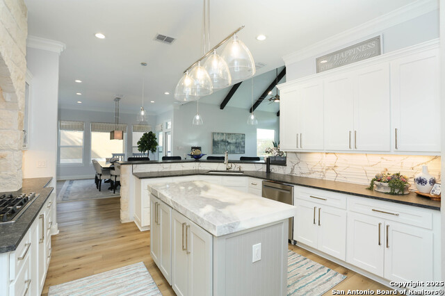 Listing photo id 7 for 2078 Connie Dr