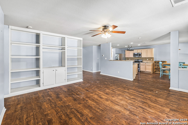 Listing photo id 8 for 8410 Braun Path