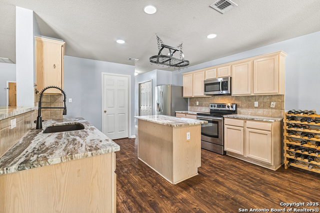 Listing photo id 9 for 8410 Braun Path