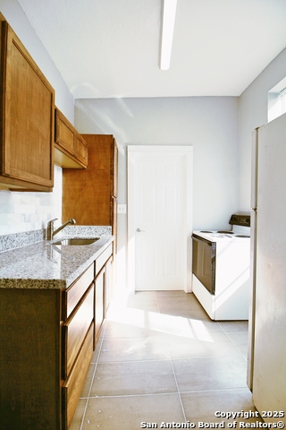 Image 3 of 6 For 1716 Olive St N 1