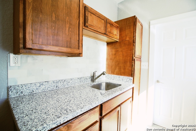 Image 4 of 6 For 1716 Olive St N 1
