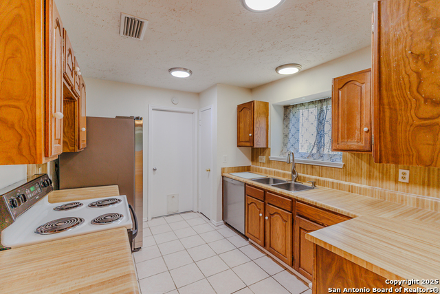 Listing photo id 8 for 6303 Welles Glenn Cir