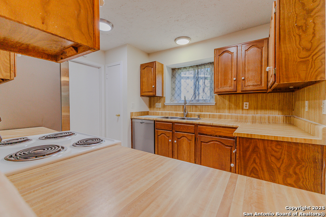 Listing photo id 9 for 6303 Welles Glenn Cir