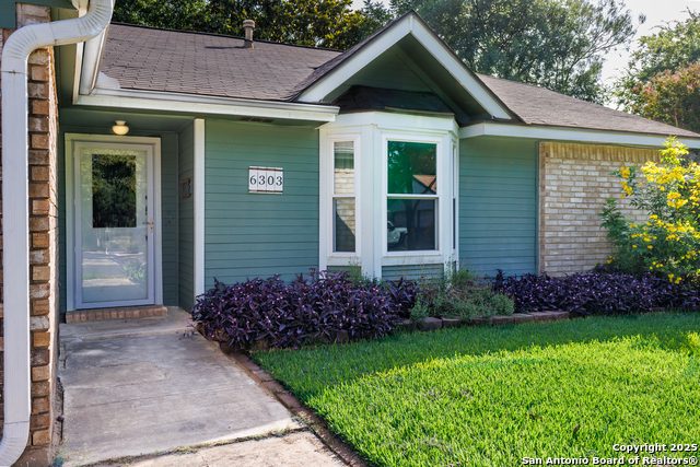 Listing photo id 1 for 6303 Welles Glenn Cir