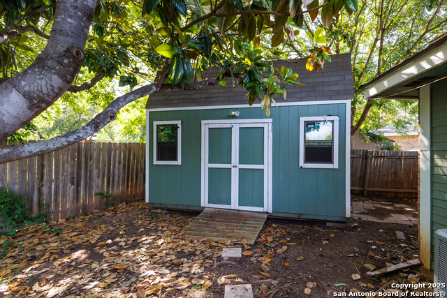 Listing photo id 43 for 6303 Welles Glenn Cir