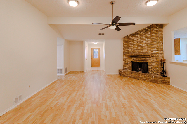 Listing photo id 3 for 6303 Welles Glenn Cir