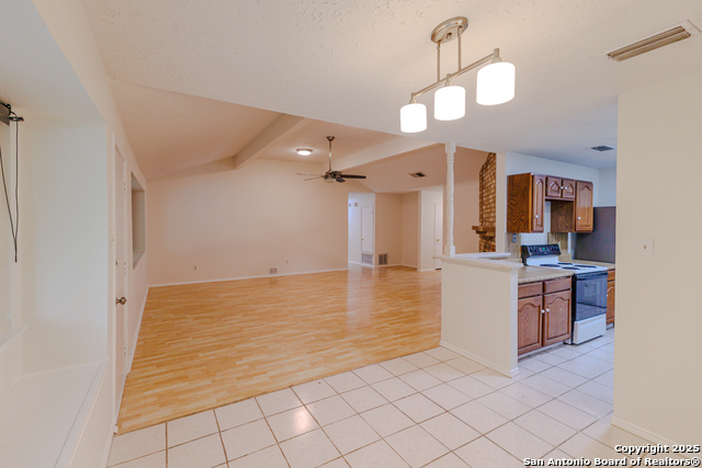Listing photo id 6 for 6303 Welles Glenn Cir