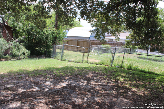 Image 16 of 17 For 922 Linda Lou Dr