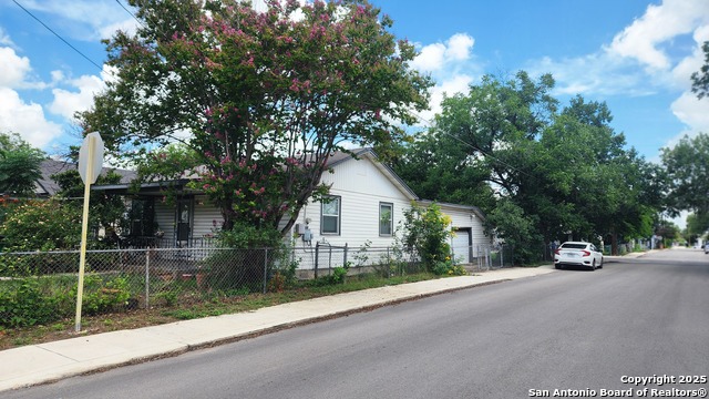 Listing photo id 12 for 3003 Travis W