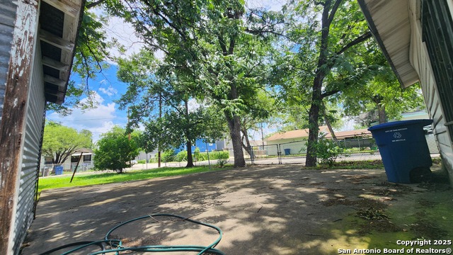Listing photo id 14 for 3003 Travis W