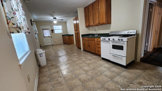 Listing photo id 3 for 3003 Travis W