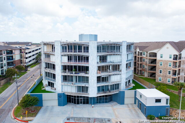 Listing photo id 27 for 823 Water 5d