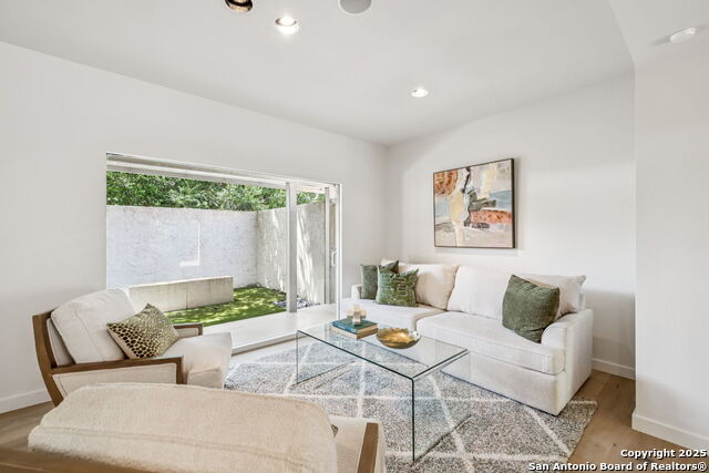 Image 15 of 50 For 40 Oakwell Farms Pkwy