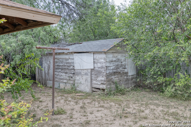 Listing photo id 4 for 256 Shook  
