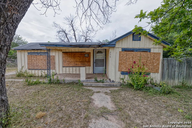 Listing photo id 5 for 256 Shook  
