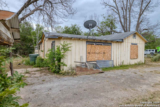 Listing photo id 7 for 256 Shook  
