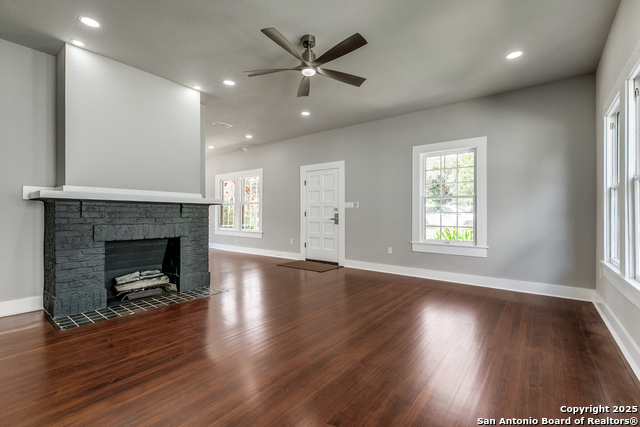 Image 4 of 25 For 430 Mulberry Ave E