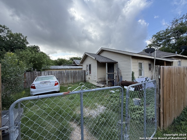 Listing photo id 1 for 2623 Poplar