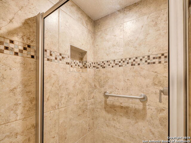 Image 33 of 48 For 7706 Falcon Oak