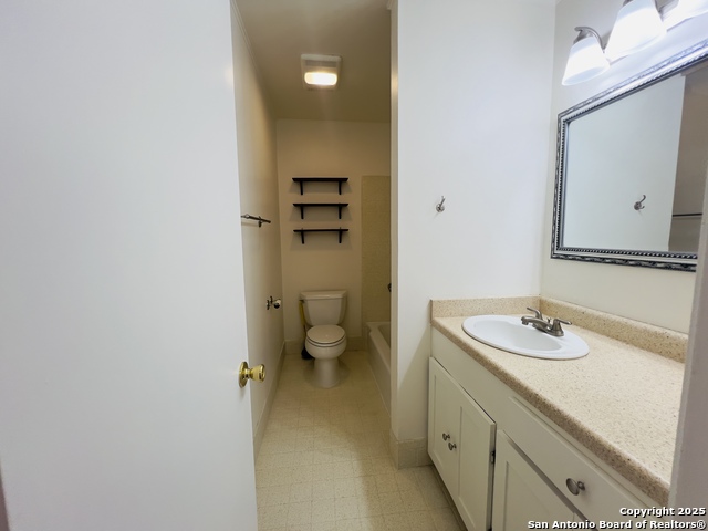 Listing photo id 12 for 102 Ruelle Ln 210