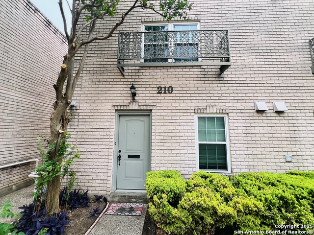 Listing photo id 0 for 102 Ruelle Ln 210