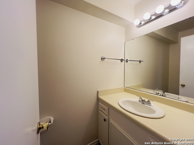 Listing photo id 6 for 102 Ruelle Ln 210