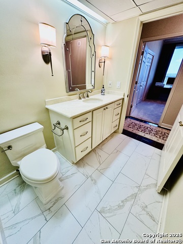 Listing photo id 12 for 1 Towers Park Ln 702