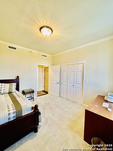 Listing photo id 13 for 1 Towers Park Ln 702
