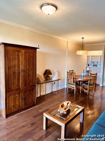 Listing photo id 4 for 1 Towers Park Ln 702