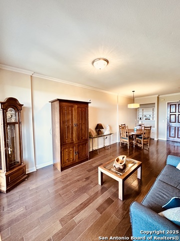Listing photo id 5 for 1 Towers Park Ln 702