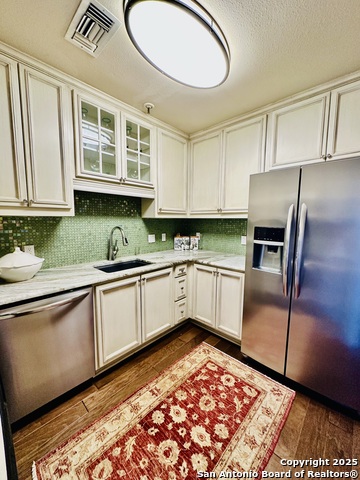 Listing photo id 7 for 1 Towers Park Ln 702