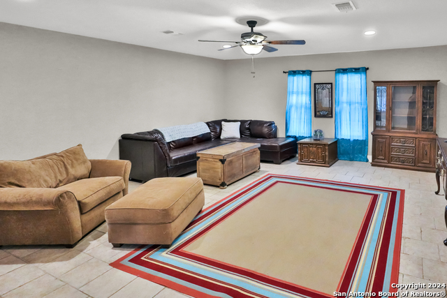 Image 10 of 26 For 5702 Woodgreen